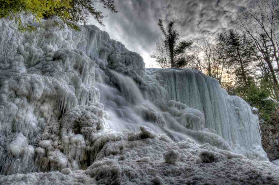 What activities can people do when visiting Niagara Falls?