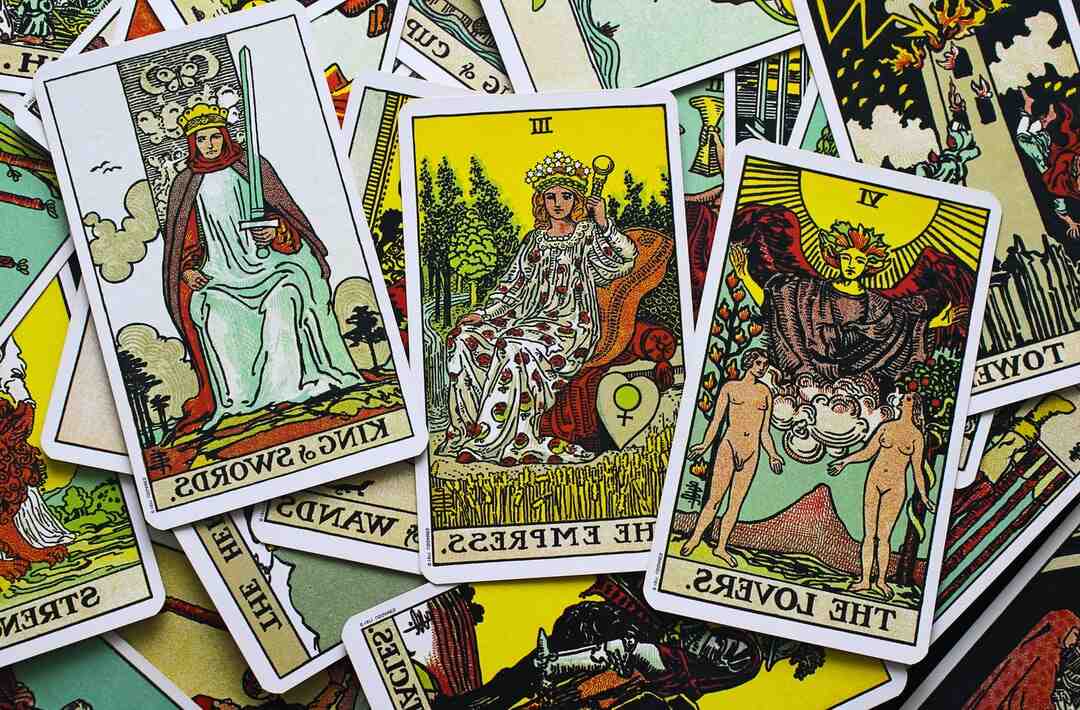 Comment distribuer les cartes au tarot à 5 ?